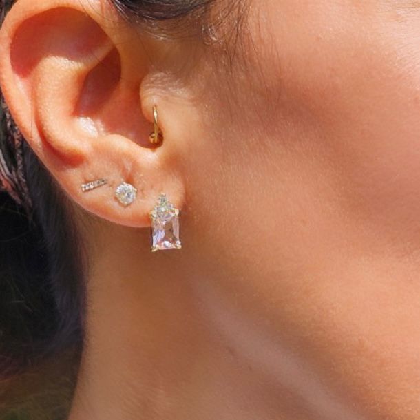 עגיל מורגנייט גדול על אוזן